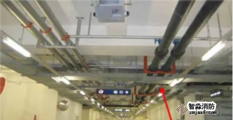 橋架管線吊桿平行，間距合理；不足：電纜橋架布置在管道下方