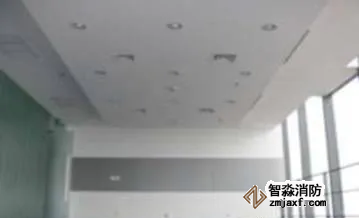 消防管道安裝與實施要點頂棚燈具風口煙感居中對稱布置